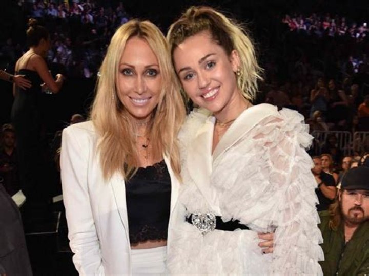 Miley Cyrus’ Parents Were Married In Their Living Room