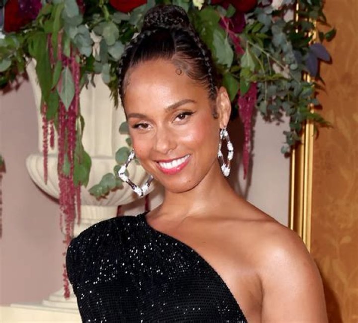 Alicia Keys in Bathing Suit Says "Welcome to the Summer of Soul"  — Celebwell