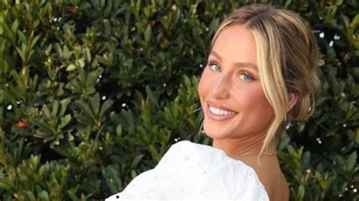 Alix Earle Shares New Swimsuit Photos From the Beach — Celebwell