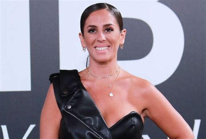 Anabel Pantoja in Bathing Suit Says "Vive" — Celebwell