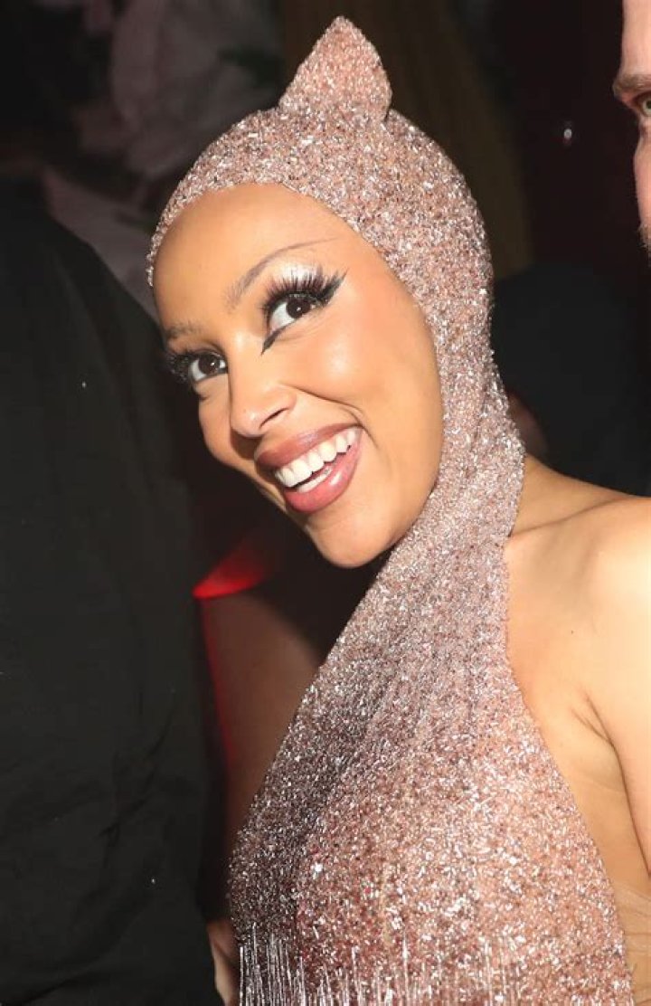 Doja Cat in Bathing Suit is a "Hottie" — Celebwell