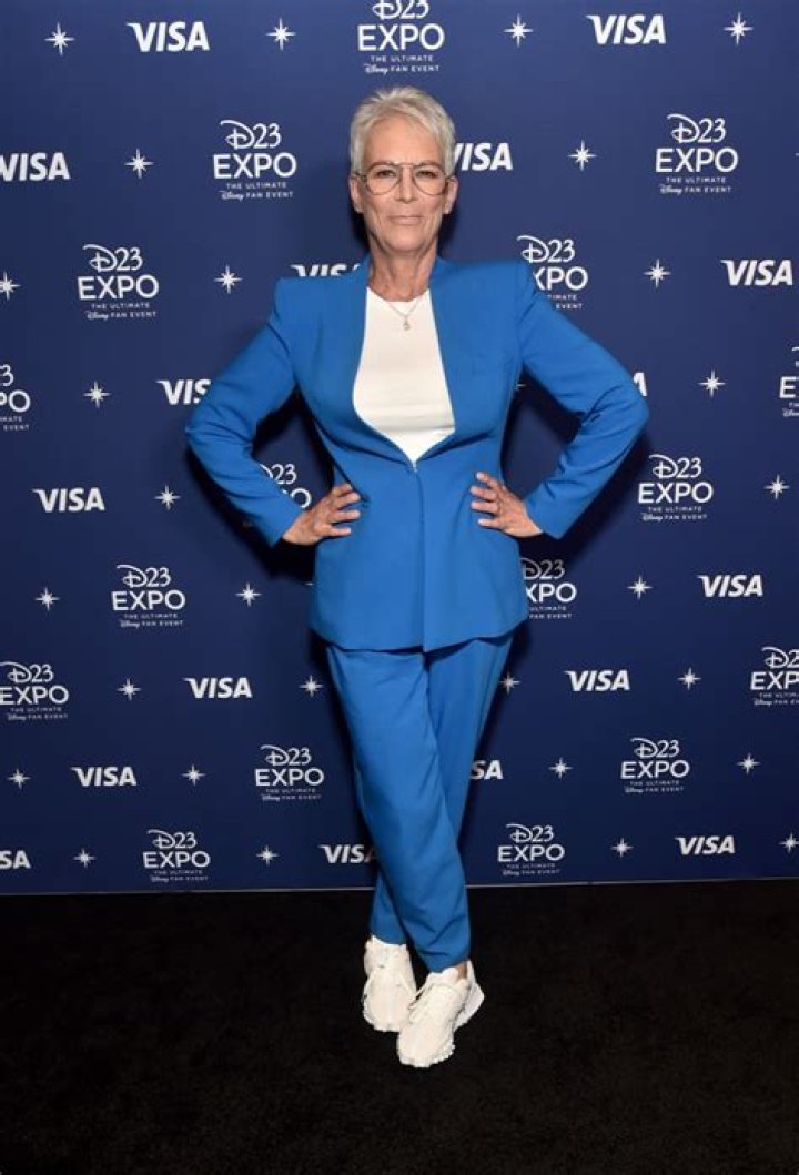 Jamie Lee Curtis in Bathing Suit Shares "Throwback" — Celebwell