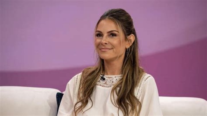 Maria Menounos Flaunts Abs in Leggy Look  — Celebwell