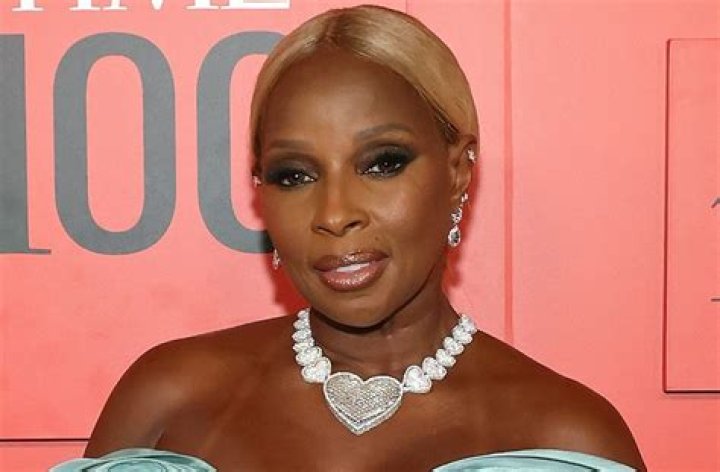 Mary J. Blige in Bathing Suit Has "Summer Fun" — Celebwell