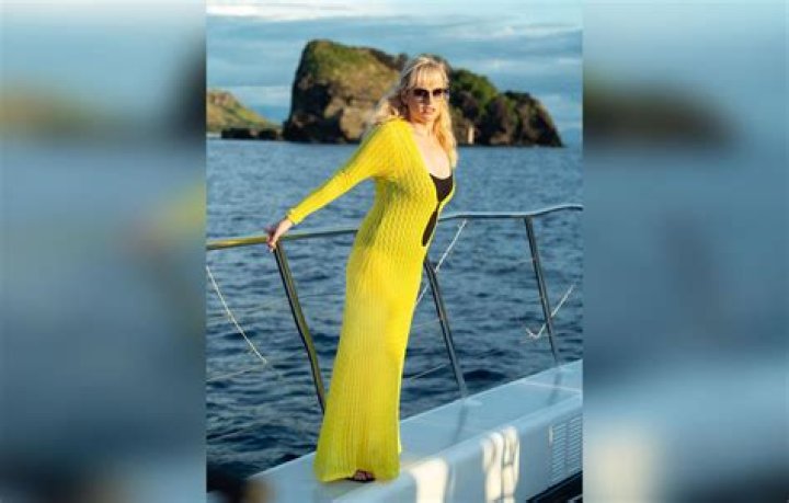 Rebel Wilson in Bathing Suit Says “Peace Out to 2021”  — Celebwell