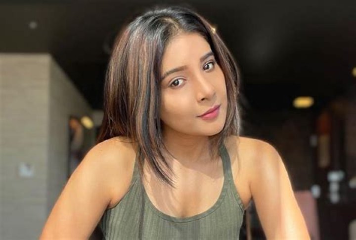 Sakshi Agarwal in Bathing Suit Says "Aloha" — Celebwell