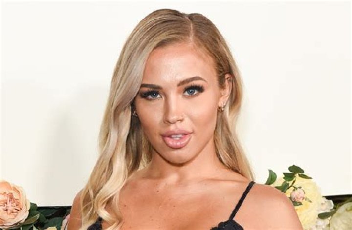 Tammy Hembrow in Bathing Suit Says "Let's Talk Meditation" — Celebwell