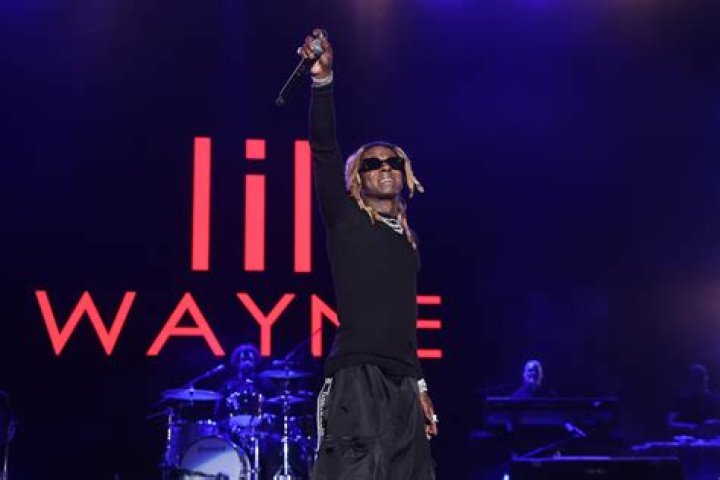Nicki Minaj Will Spend New Year’s Eve On Stage With Lil Wayne