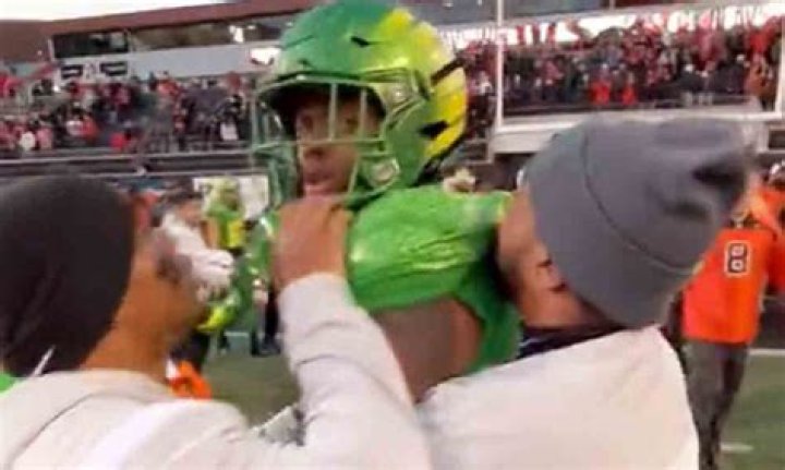 Oregon linebacker DJ Johnson punches fan after loss to Beavers