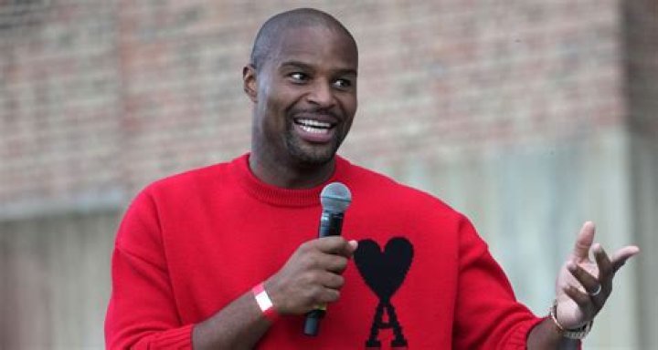 Osi Umenyiora Biography - Facts, Childhood, Family Life & Achievements