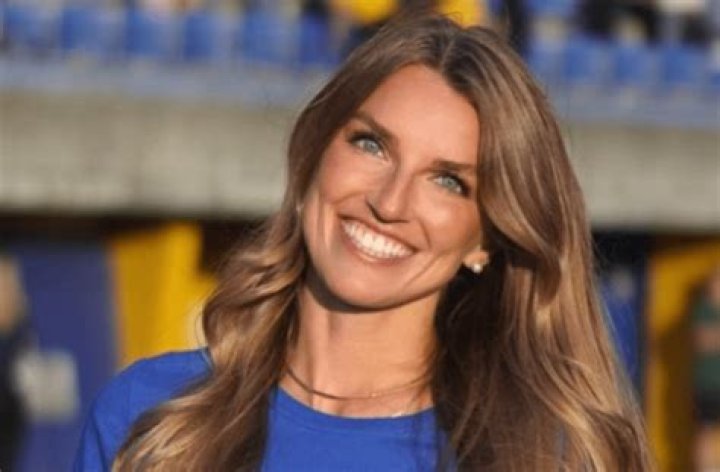 Pole Vaulter Robin Bone In Workout Gear Lifts 305 Pounds At the Gym