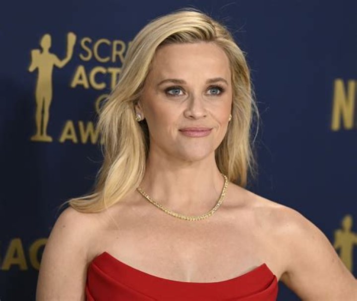 Reese Witherspoon in Workout Gear Says "Thank You for the Cuddles"