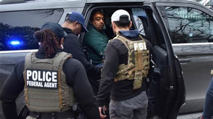 
Rifle-wielding woman sparks Trump Tower lockdown in Chicago, suspect arrested 