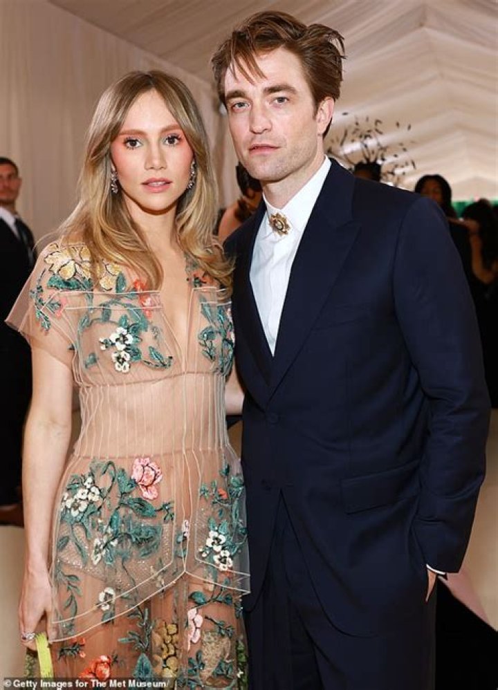 Is Robert Pattinson married to Suki Waterhouse?
