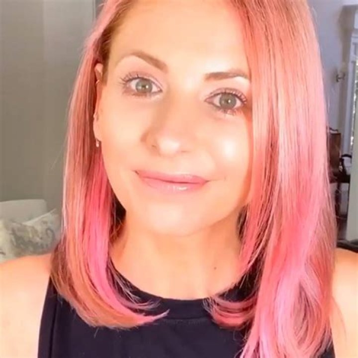 Sarah Michelle Gellar Dyes Hair Pink In Quarantine – Jokes About Embarrassing Her Kids!