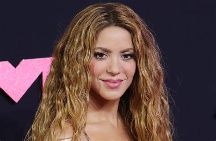 Shakira in Black Crop Top and Yoga Pants Shows Off Her Dance Moves