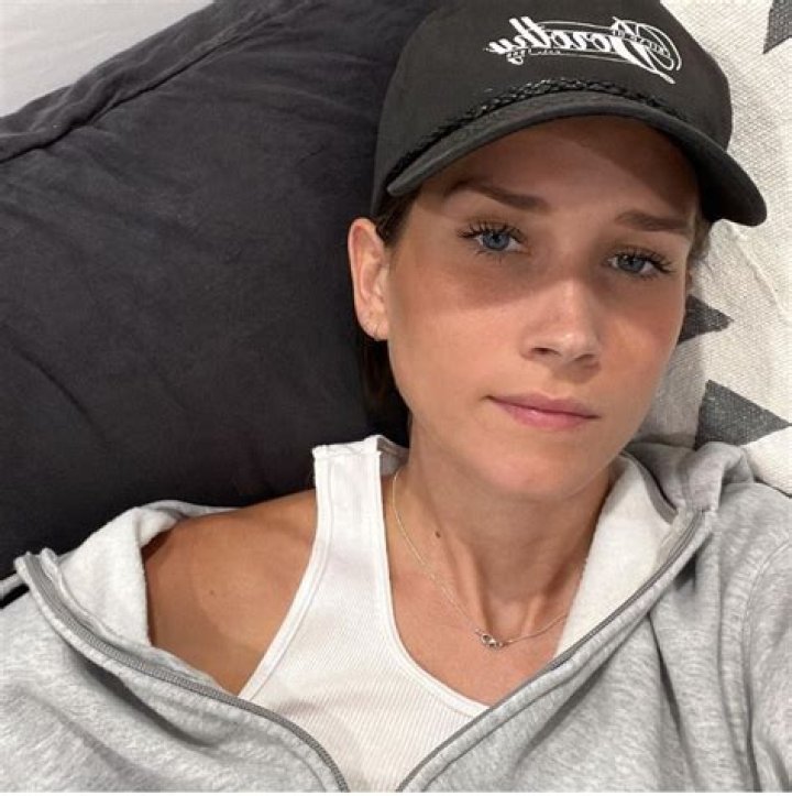 Shannon Beveridge - Bio, Facts, Family Life of YouTuber & Actress