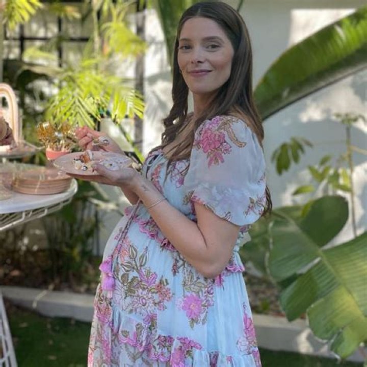 Singer Layton Greene Pregnant? Know About Baby Daddy, Boyfriend & Instagram