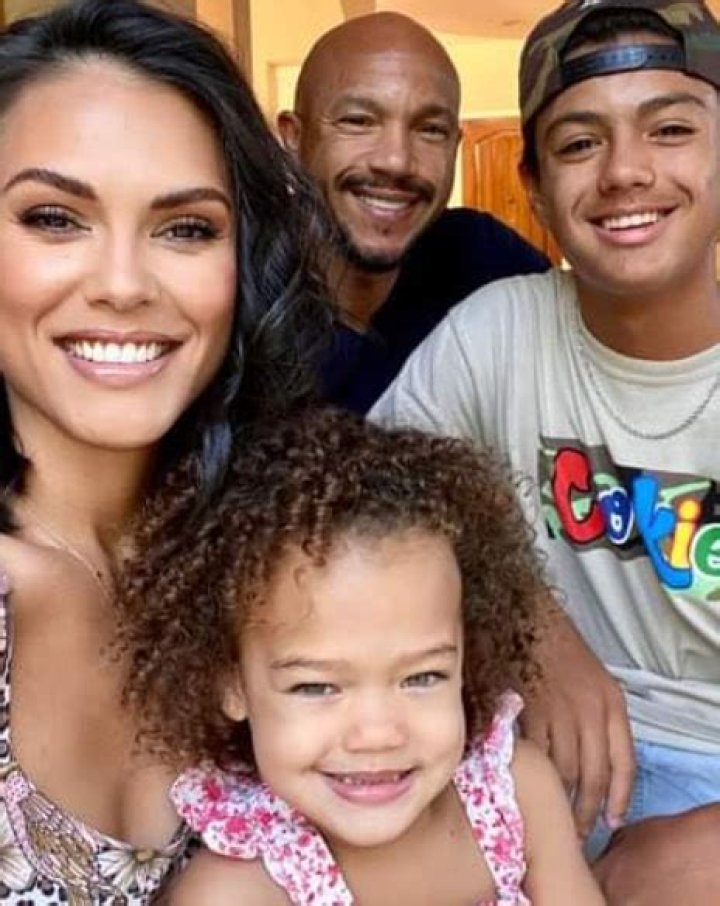 Stephen Bishop is not Married to Wife. Dating Girlfriend: Jesiree Dizon. Kids.