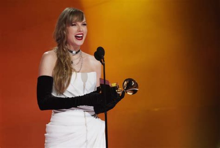 Taylor Swift Announces New Christmas Song And Video Are Coming Soon