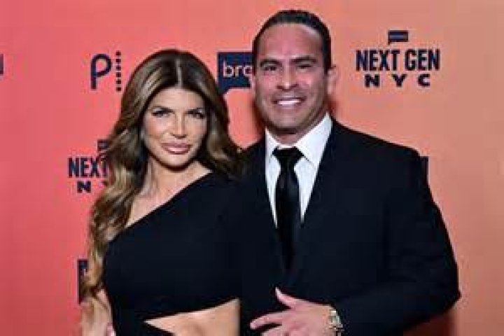 Teresa Giudice Slammed For Way Too Dark Tan – Gets Compared To ‘Bacon’ And More!
