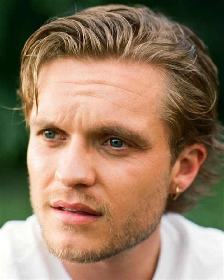 Tom Glynn Carney Wiki, Age, Girlfriend, Birthday, Height, Father, Mother, Net Worth & More