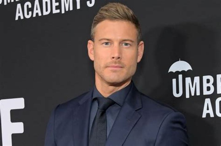 Tom Hopper Height, Weight, Net Worth, Age, Birthday, Wikipedia, Who, Nationality, Biography
