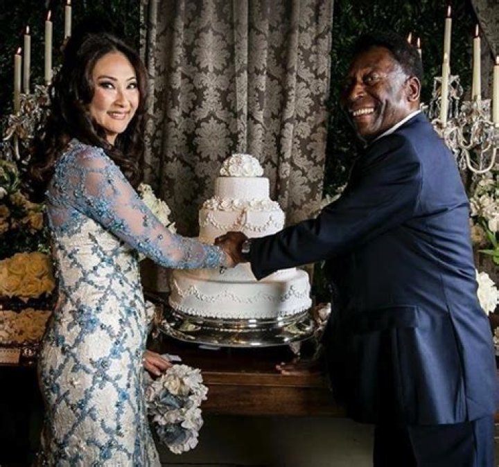 Was Pele still married to Marcia Aoki when he died?