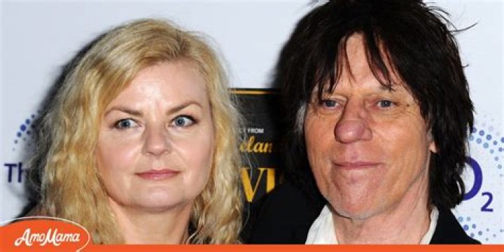 Who is Jeff Beck wife Sandra Cash?