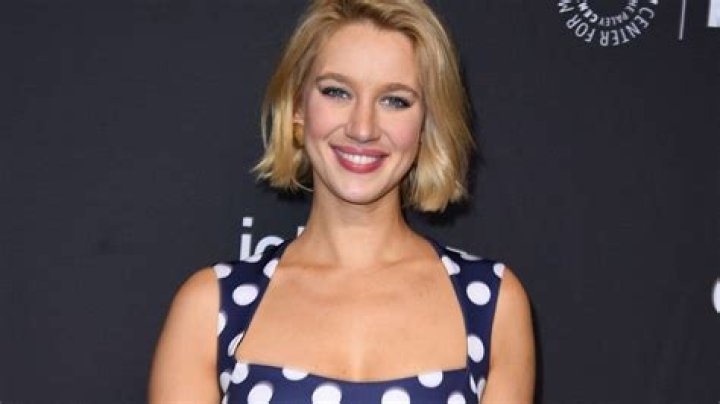 Yael Grobglas From ‘Jane The Virgin’ Announces First Pregnancy – See The Pics!