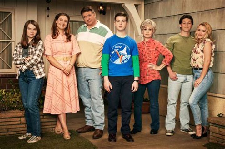 Young Sheldon's Emily Osment in Workout Gear Says "Get Outside"