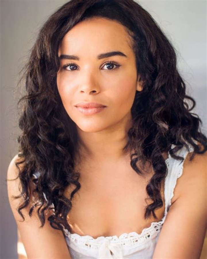 Zoe Robins Wiki, Age, Son, Height & Boyfriend